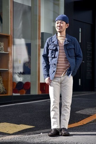 Как носить коричневые кожаные лоферы с белыми джинсами мужчине