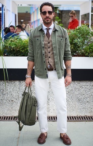 Как носить коричневые кожаные лоферы с белыми джинсами мужчине