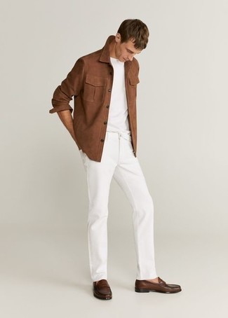 Как носить коричневые кожаные лоферы с белыми джинсами мужчине