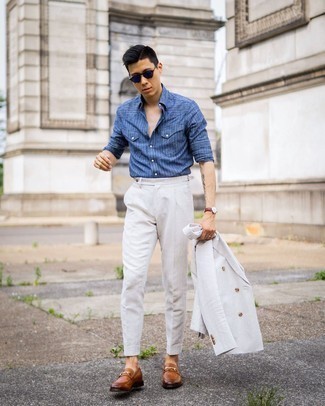 Как носить коричневые кожаные лоферы с белым костюмом