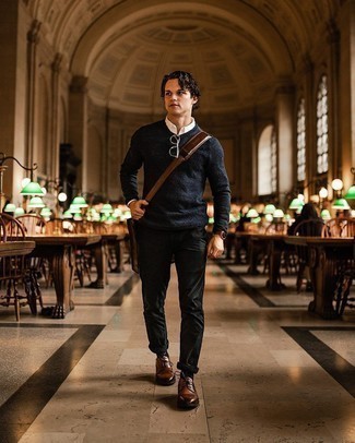 С чем носить коричневую кожаную сумку почтальона