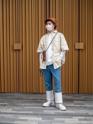 С чем носить коричневую кожаную сумку почтальона