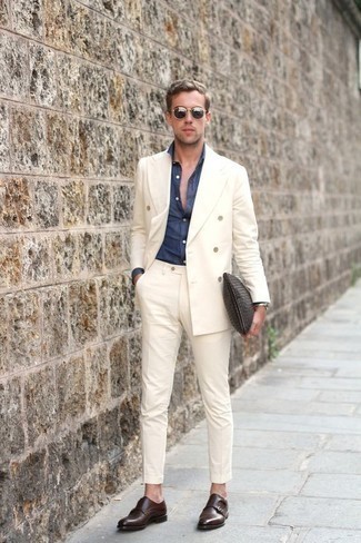 Как носить коричневые кожаные монки с светло-коричневым костюмом