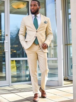 Как носить коричневые кожаные монки с светло-коричневым костюмом