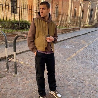 С чем носить коричневые кожаные кеды мужчине