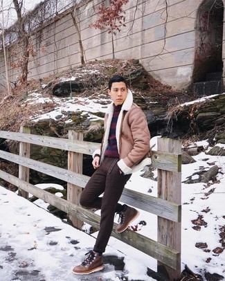 С чем носить коричневые кожаные рабочие ботинки мужчине