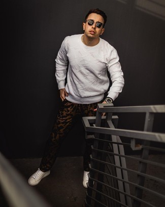 С чем носить коричневые брюки чинос с леопардовым принтом