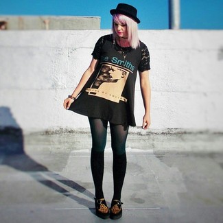 С чем носить коричневые замшевые лоферы на платформе с леопардовым принтом