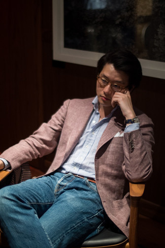 Как носить коричневый льняной пиджак с синими джинсами мужчине