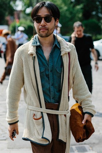 С чем носить коричневые льняные брюки мужчине