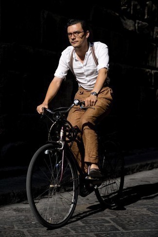 С чем носить коричневые льняные брюки мужчине