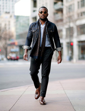 Какие джинсовые куртки носить с коричневыми лоферами мужчине