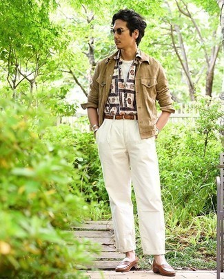 Какие джинсовые куртки носить с коричневыми лоферами мужчине