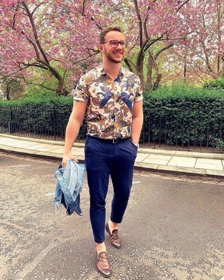 Какие джинсовые куртки носить с коричневыми лоферами мужчине