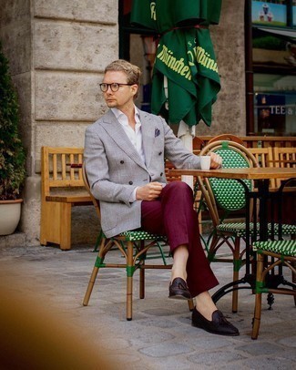 Какие двубортные пиджаки носить с коричневыми лоферами мужчине