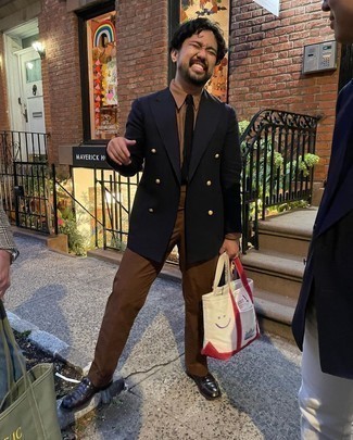 Какие двубортные пиджаки носить с коричневыми лоферами мужчине