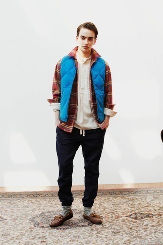 Какие куртки без рукавов носить с коричневыми лоферами мужчине