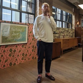 Какие джинсы носить с коричневыми лоферами мужчине