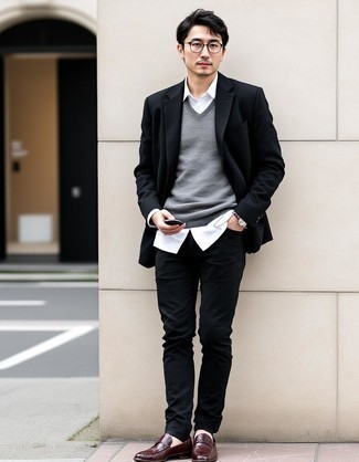 Какие джинсы носить с коричневыми лоферами мужчине