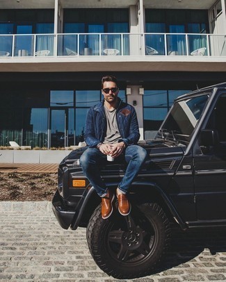 Какие джинсы носить с коричневыми лоферами мужчине