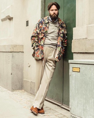 Какие куртки в стиле милитари носить с коричневыми лоферами мужчине