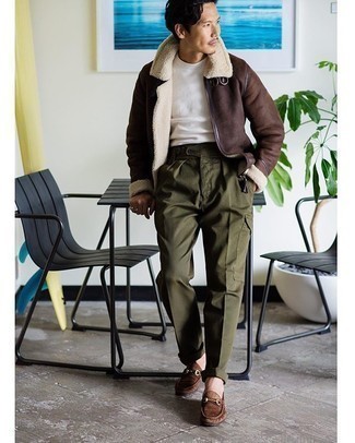 Какие короткие дубленки носить с коричневыми лоферами мужчине