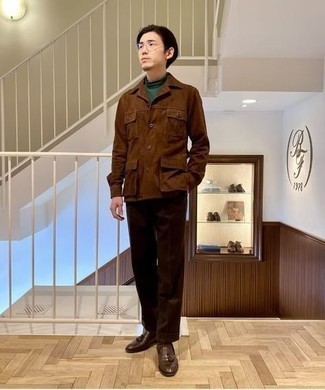 Какие куртки-рубашки носить с коричневыми лоферами мужчине