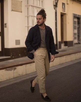 Какие куртки-рубашки носить с коричневыми лоферами мужчине