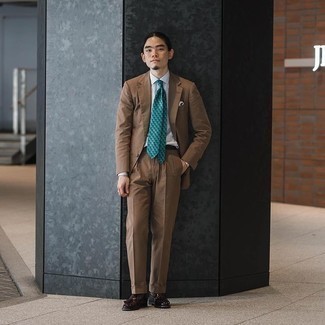 Какие костюмы носить с коричневыми лоферами