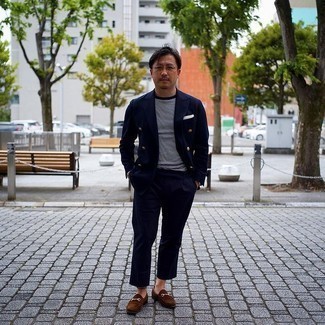 Какие костюмы носить с коричневыми лоферами