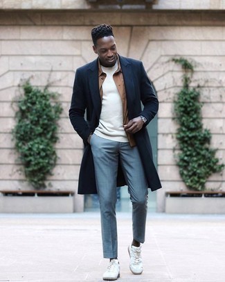 Какие длинные пальто носить с коричневой рубашкой с длинным рукавом