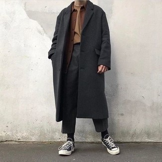 Какие длинные пальто носить с коричневой рубашкой с длинным рукавом