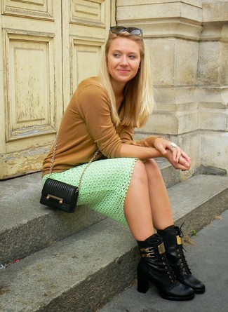 С чем носить коричневую футболку с длинным рукавом женщине