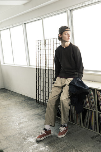 Какие брюки чинос носить с коричневыми низкими кедами