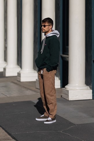 Какие брюки чинос носить с коричневыми низкими кедами