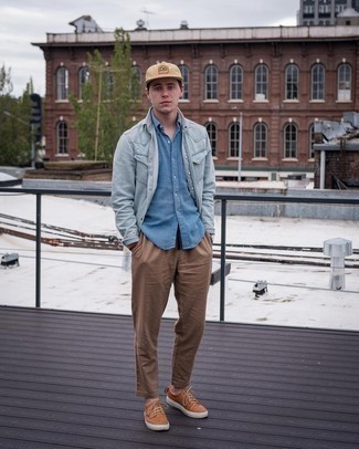 Какие брюки чинос носить с коричневыми низкими кедами