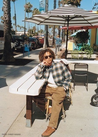 Какие брюки чинос носить с коричневыми низкими кедами