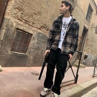 Какие брюки чинос носить с коричневыми низкими кедами