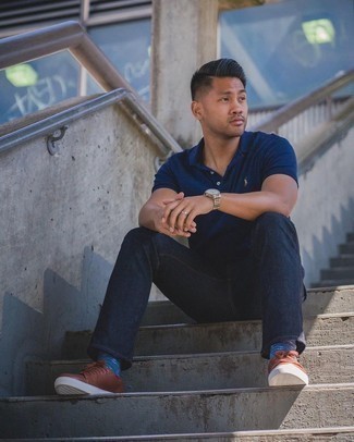 Какие футболки-поло носить с коричневыми низкими кедами мужчине