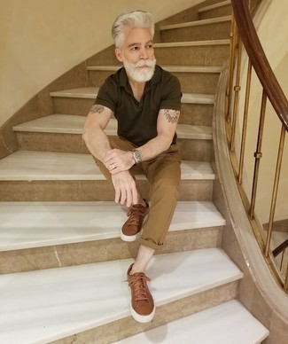 Какие футболки-поло носить с коричневыми низкими кедами мужчине