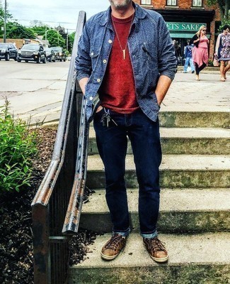 Какие куртки-рубашки носить с коричневыми низкими кедами мужчине