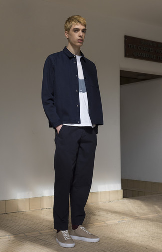 Какие куртки-рубашки носить с коричневыми низкими кедами мужчине