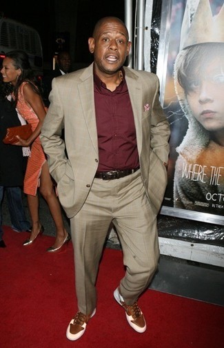 Какие костюмы носить с коричневыми низкими кедами