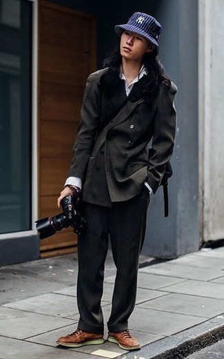 Какие костюмы носить с коричневыми низкими кедами