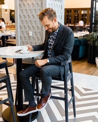 Какие костюмы носить с коричневыми низкими кедами