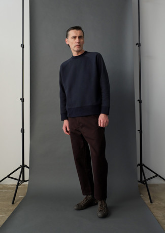 Какие свитшоты носить с коричневыми низкими кедами мужчине