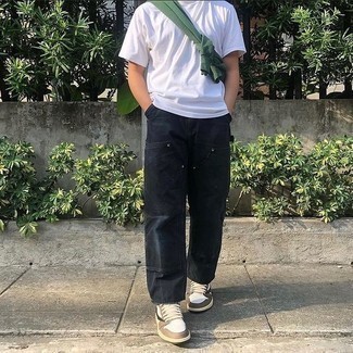 Какие свитшоты носить с коричневыми низкими кедами мужчине