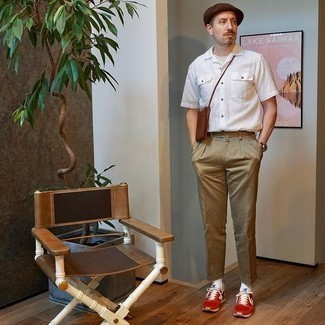 С чем носить коричневую сумку почтальона