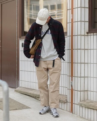 С чем носить коричневую сумку почтальона