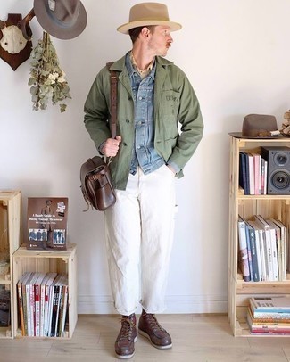 С чем носить коричневую сумку почтальона